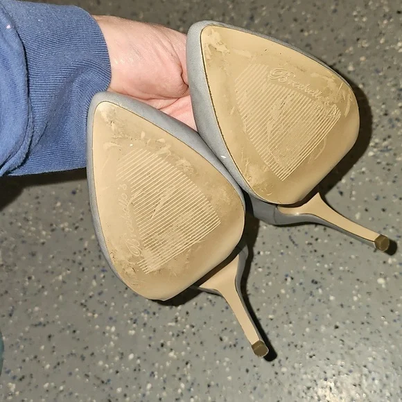 Breckelles Gray Women's Heels - Picture 4 of 4